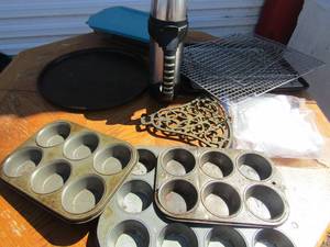 lot 103 image: Muffin pans, oven racks, 2 anchor hawkings corning dishes, pizza pans, hot pot stand, thermos with lid