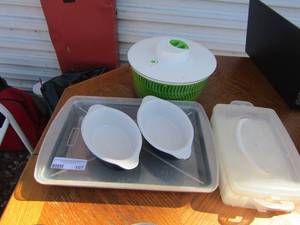 lot 107 image: 2 blue dB handled dishes, salad toss bowl, oven pan