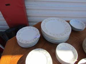 lot 109 image: Sheffield fine China dining set, 7 saucers, 8 dessert plates, 10 dinner plates, 7 dessert bowls, 4 salad bowls