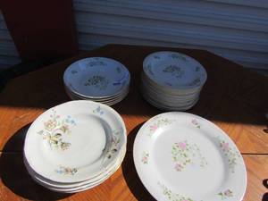 lot 110 image: crown Ming fine China 10 saucers, 5 bowls, 4 soup bowls, 1 dinner plate