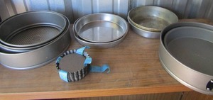 lot 117 image: 8 tart makers, 4 latch able cake pans different sizes, 5 small oval cake pans