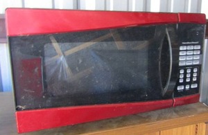 lot 121 image: red and black Hamilton beach  900 watt microwave in good condition