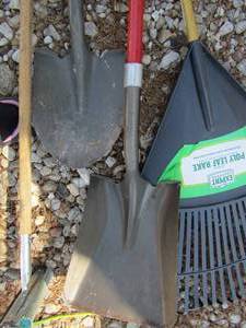 lot 140 image: shovels, rack and a squeegee for window cleaning