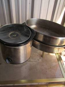 lot 160 image: Large aluminum roasting pan with lid, Rival crock pot with lid