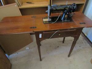 lot 33 image: Singer sewing table with sewing machine inside, 302517 closed, 3050 1417 open