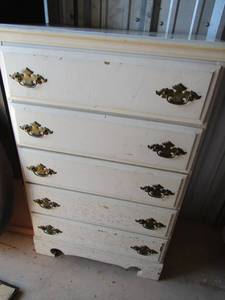 lot 39 image: 392917 white 5 drawer chest, could use some new paint and some TLC