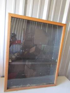 lot 42 image: 30 x 24 x 7 3 tier display case glass front