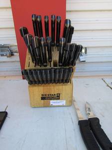 lot 1 image: New set of Six Star cutlery knifes, with stand. 27 pieces plus 2 random kitchen knifes