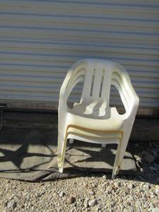 lot 186 image: 3 small childrens size outdoor plastic chairs