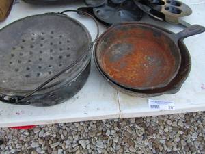 lot 207 image: DUTCH OVEN Covered Cast iron pot, 2 Cast iron skillets