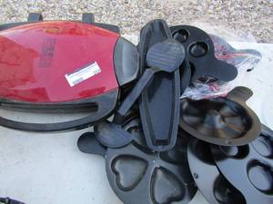 lot 208 image: Lean mean fat grilling machine new with all components, plus metal molds for different coking