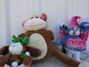 lot 260 image: Dancing snowman, rocking dancing dog, stuffed monkey
