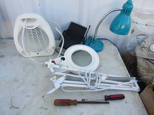 lot 277 image: Comfort zone fan, various table top lights desk lights and more