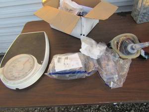 lot 285 image: bipap equipment and a bathroom scale