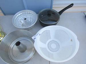 lot 27 image: Bundt pans, strainer, covered sauce pot
