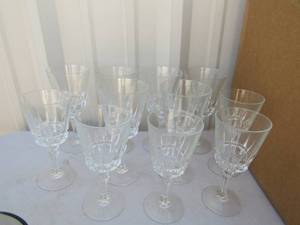 lot 44 image: set of 11 short and tall clear glass wine glasses