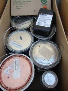 lot 46 image: 1 gallon home depot paint cans mostly white qty 6 used