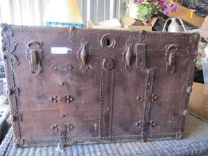 lot 51 image: Vintage TRUNK  needs some TLC but in good condition, 342621