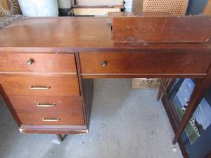 lot 53 image: Sewing table with sewing supplies in drawer, White Singer Sewing Machine inside, 3143 1223