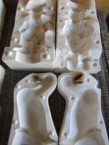 lot 72 image: ceramic molds includes a duck and a chef caddy