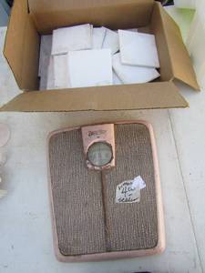 lot 85 image: vintage bathroom scale, small box of plain color tiles