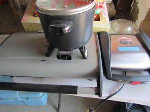 lot 93 image: Presto mini deep fryer, Large lean mean indoor grill,  Johnsonville sausage grill