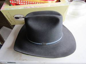 lot 98 image: Resistol George Strait design western hat size 7 12, TGH off white western hat size 7 12, both like new but used