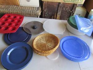 lot 122 image: wicker plate holders, tupperware muffin pans, blue plastic picnic plates, large tupper ware bowl with lid, small tw bowlswith lids, silicone muffins and pie molds