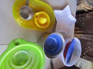 lot 124 image: kitchen lot, strainer, tupperware, handled sauce pot, paste pot and cups