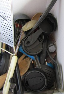 lot 128 image: Mixed lot of kitchen utensils, cooking ware