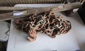 lot 140 image: very  heavy duty tow chain, American brand level, sledge hammer,