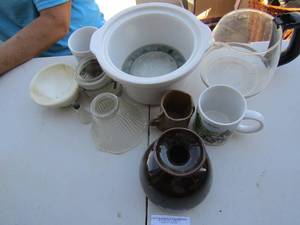 lot 18 image: Kitchen lot, coffee pot, brown vase, mortar bowl, glass cover, coffee cups
