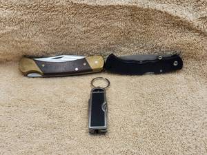 lot 49 image: Selection of 3 pocketknives