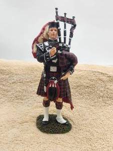 lot 72 image: Bagpipe player statue - Scotland -  7.5 tall