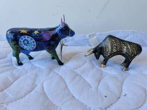 lot 108 image: Cow Parade hand crafted cow and a metal bull