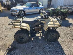 lot 162 image: Honda 4-wheeler - has cracked frame will need repaired - has key