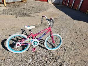 lot 168 image: Girls bike - Huffy