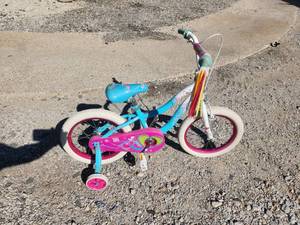 lot 160 image: Girls Schwinn bike with training wheels