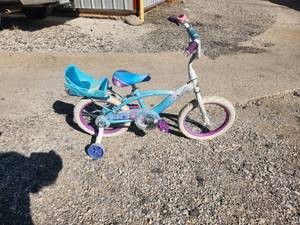 lot 170 image: Girls bike with training wheels - Huffy - Disney Frozen theme