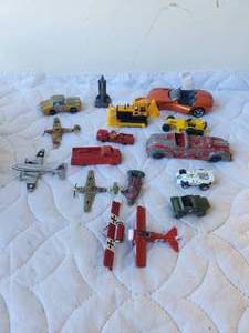 lot 144 image: Selection of vintage toys