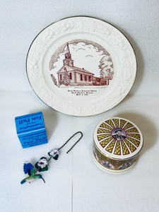 lot 9 image: Lot of 3 - Vintage Commemorative Plate & James Sadler Made in England Henry VIII Safe Keeps & Beautiful Hummingbird Fan Pull