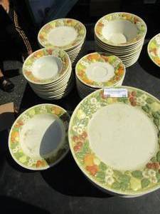 lot 20 image: Vernon Ware Metlox dishes part 1,    2 large salad bowls, 11 soup bowls, 11 dessert bowls, 10 bread plates, 9 dinner plates