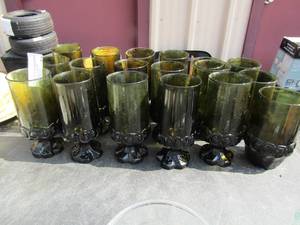 lot 31 image: 14 vintage green glasses heavy, 4 short heavy green glasses 1 chipped