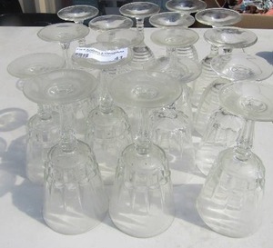 lot 41 image: 10 clear glass crystal wine glasses, 7 lined clear glass wine glasses
