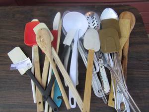 lot 46 image: kitchen lot of mixing spoons, stiring spoons spatulas and more