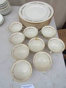 lot 54 image: Franciscan Mountain Laurel dish set, 9 Handled teacoffee cups,  10 dinner plates qty 12