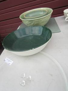 lot 57 image: Royal Norfolk white dinner plate, clear glass plate, microwave glass insert plate, green saladmixing bowls qty3 and a square glass counter top cutting board