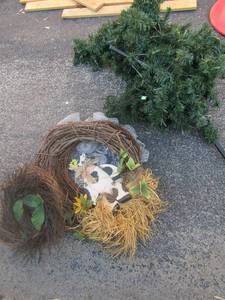 lot 79 image: 4ft pre lite tree no stand, various door wall wreaths