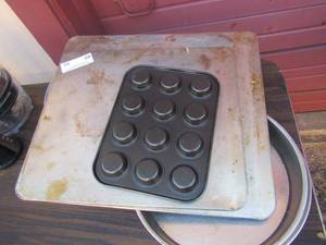 lot 85 image: Baking pans, pie pans, muffin pans all alluminum