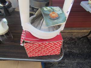 lot 86 image: Onion machine with paperwork, 2 new in box Barmioli glasses
